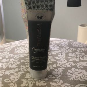 Exfoliating Mineral Mud Cleansing